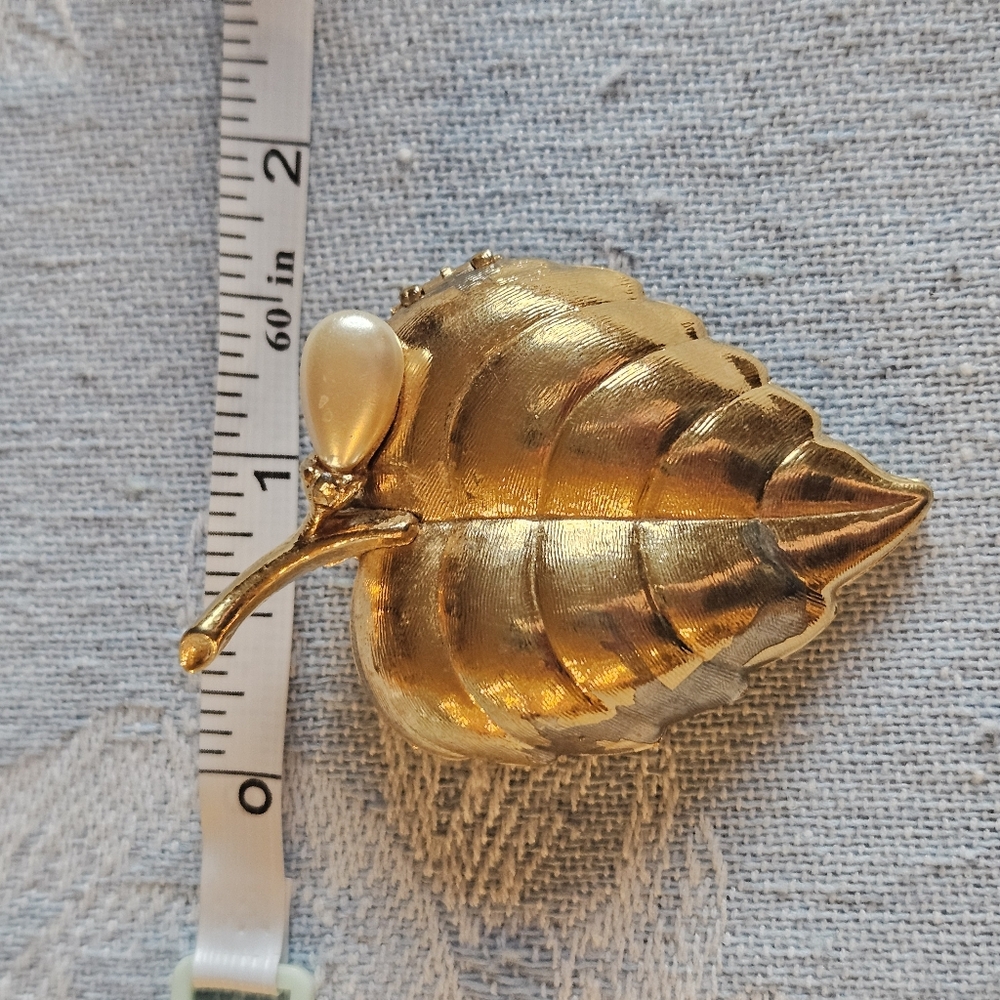 Vintage Avon Gold Tone Leaf with faux Pearl Creme Perfume Brooch Pin - Picture 5 of 6